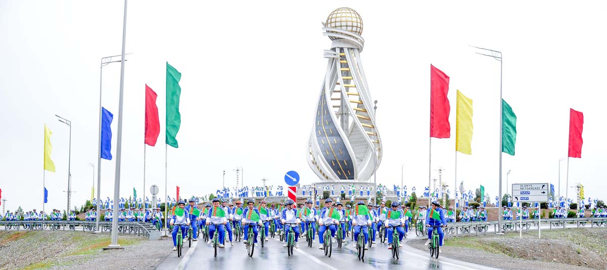 Президент Сердар Бердымухамедов принял участие в массовом велопробеге